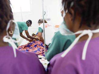 MSF medical teams consult with a patient in the maternity unit of the MSF Mother and Child Hospital in Hangha Kenema District, Sierra Leone. 